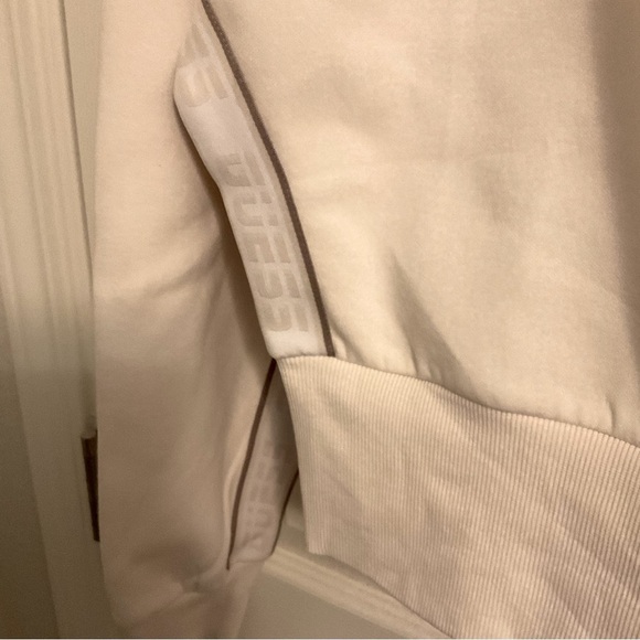 Guess sweater size small made with organic cotton Sweat Crewneck Crop - Picture 8 of 10